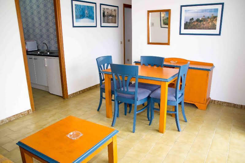 Apartamentos Charlys Can Picafort Кан Пикафорт Екстериор снимка