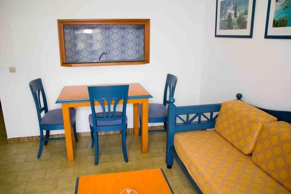 Apartamentos Charlys Can Picafort Кан Пикафорт Екстериор снимка